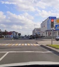 В каком направлении Вам будет разрешено продолжить движение в показанной ситуации при включении разрешающего сигнала светофора?