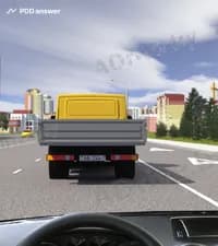 По какой полосе Вам разрешено осуществить опережение грузового автомобиля в показанной ситуации?