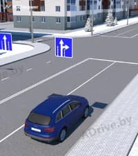 В каких направлениях разрешено продолжить движение водителю синего легкового автомобиля при таком сигнале светофора в показанной ситуации?
