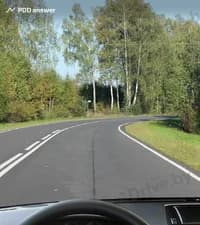 В каком из перечисленных случаев центробежная сила, действующая на автомобиль, уменьшится при прохождении поворота малого радиуса закругления?