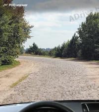 В показанной ситуации, подъезжая к повороту дороги, Вы находитесь в условиях, соответствующих термину: