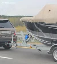 Требуется ли установка на легковом автомобиле опознавательного знака «Автопоезд» при его движении с прицепом?