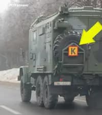 Что означает показанный стрелкой опознавательный знак, установленный на грузовом автомобиле?