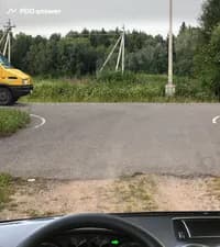 Как Вы должны поступить, двигаясь по дороге с гравийным покрытием, в показанной ситуации?
