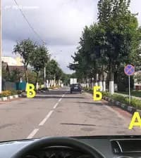 В каком месте из перечисленных Вам разрешено, управляя легковым автомобилем, остановиться в населённом пункте на проезжей части дороги с односторонним движением?