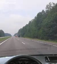 С какой максимальной скоростью разрешено движение легковым автомобилям, управляемым водителями с водительским стажем более двух лет, вне населённого пункта на дороге, обозначенной показанным дорожным знаком?