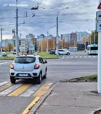 Как должно поступить лицо, обучаемое вождению транспортным средством, поворачивая налево, если выезд на перекрёсток не регулируется светофором?