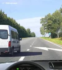 Кто обязан уступить дорогу в показанной ситуации?