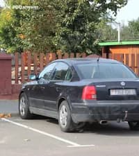 Разрешается ли участие в дорожном движении легкового автомобиля, если минимальная остаточная высота рисунка протектора шин составляет 1.8 мм, но появился один индикатор износа, расположенный по дну канавки протектора, при неравномерном износе беговой дорожки (кроме зимних шин механических транспортных средств, предназначенных для эксплуатации на обледеневшем или заснеженном дорожном покрытии во время эксплуатации на указанном покрытии)?