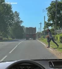 Как следует поступить в показанной ситуации, управляя легковым автомобилем?