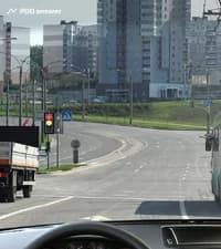 Как Вы должны поступить, подъезжая к перекрёстку при включении разрешающего сигнала в показанной ситуации?