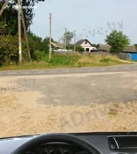 Делает ли дорогу без усовершенствованного покрытия наличие участка с усовершенствованным покрытием непосредственно перед перекрёстком равной по значению с пересекаемой дорогой с усовершенствованным покрытием?