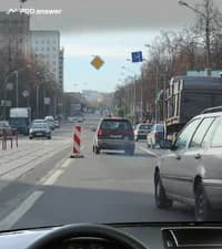 Какие из перечисленных действий участников дорожного движения могут привести к возникновению аварийной ситуации при перестроении в транспортном потоке?