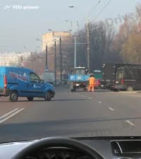 Как следует Вам поступить, управляя легковым автомобилем, если на занимаемую Вами полосу выехал автомобиль, не выполнив требование «Уступить дорогу»?