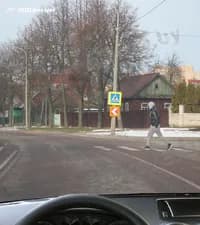 Как Вы должны поступить в показанной ситуации, управляя легковым автомобилем?