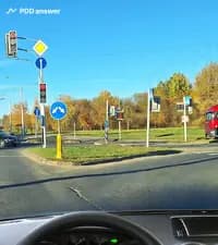 Разрешено ли Вам, управляя легковым автомобилем, повернуть направо в показанной ситуации?