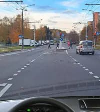 Разрешено ли Вам, управляя легковым автомобилем, повернуть налево в показанной ситуации?