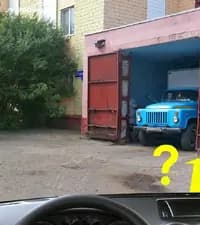 На каком минимальном расстоянии от служебных дверей магазинов, через которые проводятся погрузочно-разгрузочные работы, разрешается поставить автомобиль на стоянку?