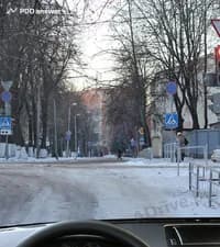 В ожидании разрешающего сигнала светофора, управляя автомобилем с механической коробкой передач, необходимо: