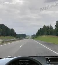 Как водитель воспринимает скорость своего автомобиля при продолжительном движении по прямолинейному участку дороги на высокой скорости?
