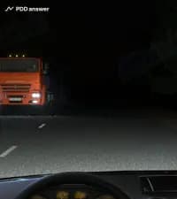 В чём состоит опасность встречного разъезда с автопоездом на двухполосной дороге в тёмное время суток?
