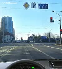 Разрешено ли Вам повернуть направо в показанной ситуации из занимаемой полосы движения?