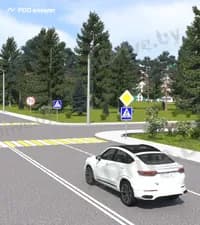 Водитель белого легкового автомобиля осуществляет движение в населённом пункте по участку дороги, на котором действует ограничение максимальной скорости движения, равное 70 км/ч. С какой скоростью ему разрешается движение прямо через показанный перекрёсток?