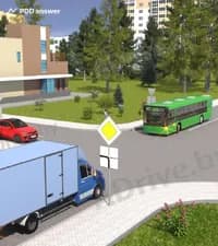 При повороте направо в показанной ситуации водитель грузового автомобиля: