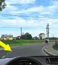 Что обозначают прерывистые линии горизонтальной дорожной разметки на перекрёстке в показанной ситуации?