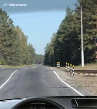 Что Вы обязаны выполнить в показанной ситуации, если технические средства организации дорожного движения не запрещают движение через железнодорожный переезд?