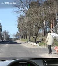 Обязаны ли Вы в показанной ситуации, поворачивая направо, предоставить преимущество пешеходу?