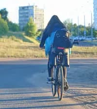 Должен ли ребёнок быть в велосипедном шлеме при его перевозке на велосипеде на дополнительном специально оборудованном сиденье?