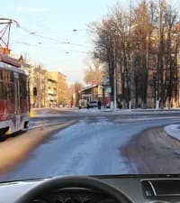 В показанной ситуации Вы намерены продолжить движение прямо, а трамвай — направо. При этом Вы: