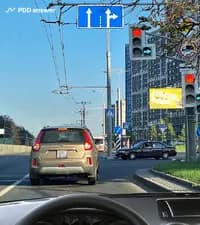 В каком направлении Вам разрешено продолжить движение в показанной ситуации?