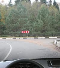 Требуется ли в показанной ситуации включать световой указатель поворота соответствующего направления при повороте налево?