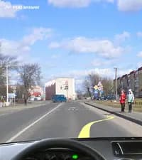 Разрешено ли Вам, управляя легковым автомобилем, остановиться на проезжей части в указанном месте, если ширина полосы движения составляет 3,5 метра?