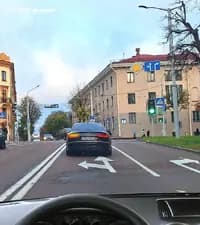 В показанной ситуации для того, чтобы продолжить движение прямо, Вам разрешается: