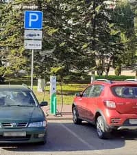 Разрешена ли стоянка транспортных средств в месте, оборудованном для зарядки электромобилей?