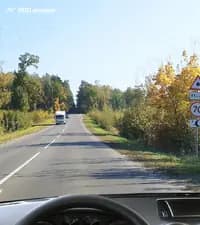 С какой максимальной скоростью Вам разрешается продолжить движение в показанной ситуации за дорожными знаками при управлении легковым автомобилем вне населённого пункта?