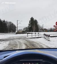 Вы, управляя легковым автомобилем повышенной проходимости, решаете не продолжать движение по показанной дороге через железнодорожный переезд. Разрешено ли Вам развернуться на показанном участке дороги?