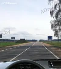 Как следует осуществлять снижение скорости при необходимости остановиться на гравийной обочине?