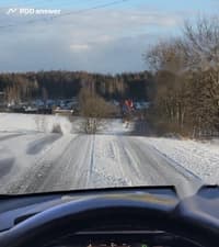 Безопасно ли на показанном участке дороги перейти на нейтральную передачу, двигаясь на спуск?